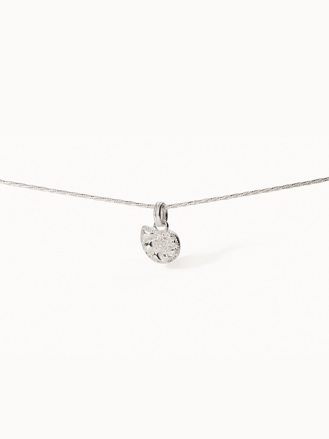 Nautilus Shell Charm aus recyceltem Silber mit feinen Zirkoniasteinen an zarter Kette, elegant und zeitlos von PURELEI.