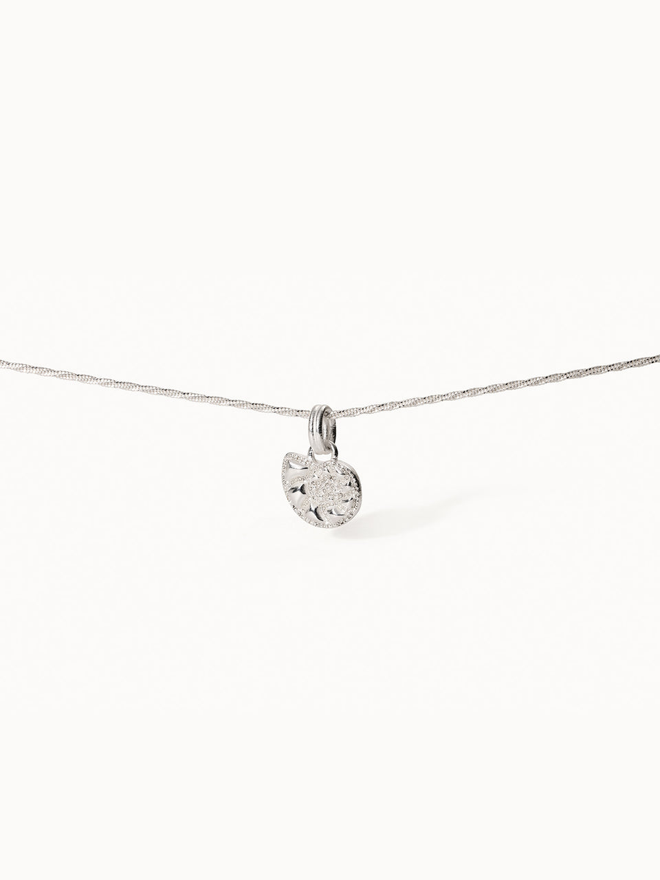 Nautilus Shell Charm aus recyceltem Silber mit feinen Zirkoniasteinen an zarter Kette, elegant und zeitlos von PURELEI.
