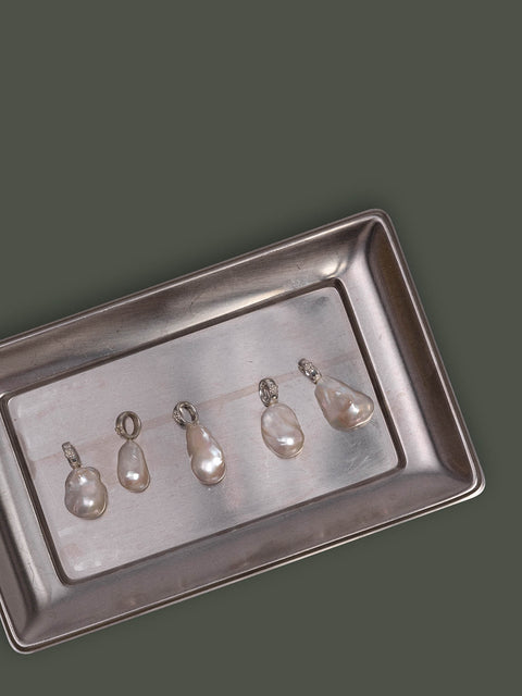 Dream Charm mit Perle von PURELEI, Silber mit Zirkonia-Öse, organische Süßwasser-Barockperlen, pur & elegant inszeniert.