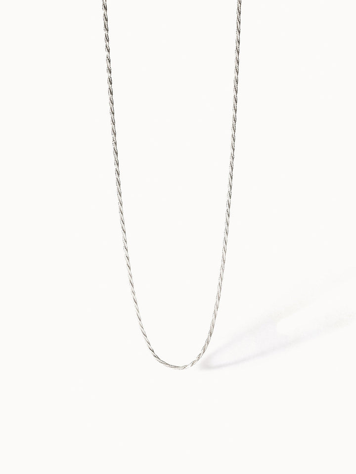 Silberne Kette mit gedrehtem Design, elegant und zeitlos, von PURELEI.