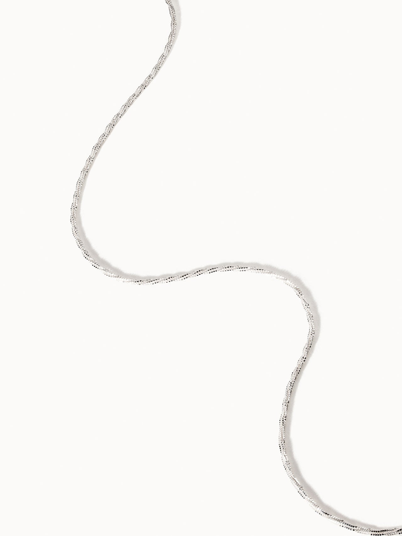 Symphony Kette aus recyceltem Silber mit gedrehtem Design und schimmernder Süßwasserperle von PURELEI.