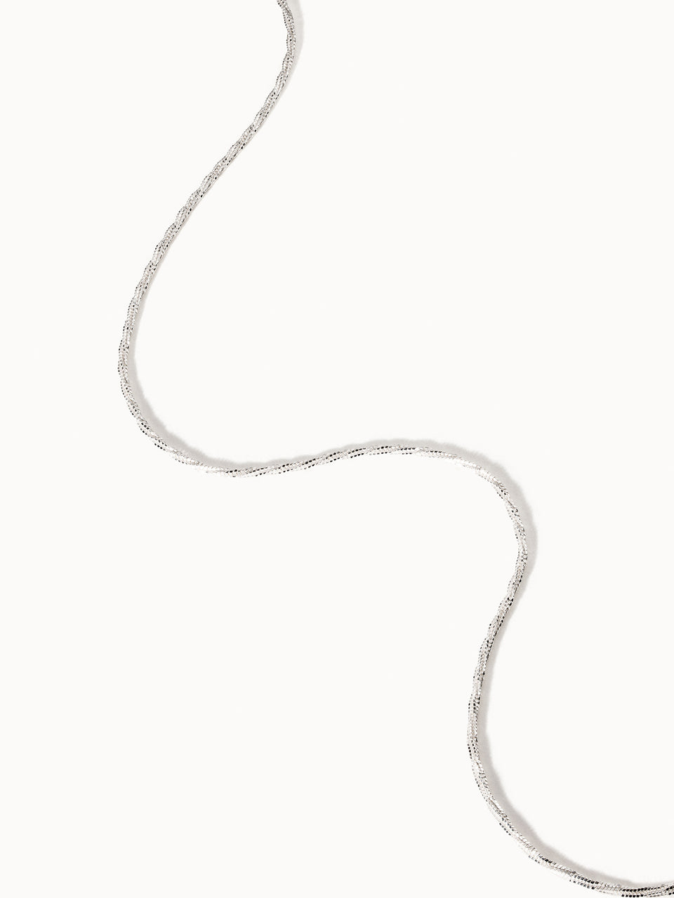 Symphony Kette aus recyceltem Silber mit gedrehtem Design und schimmernder Süßwasserperle von PURELEI.