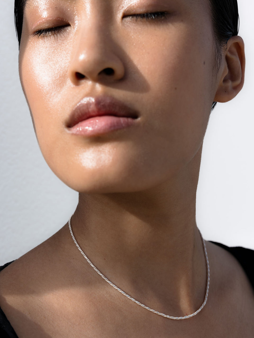 Symphony Kette aus recyceltem Silber mit gedrehtem Design und Süßwasserperle, pure Eleganz von PURELEI.