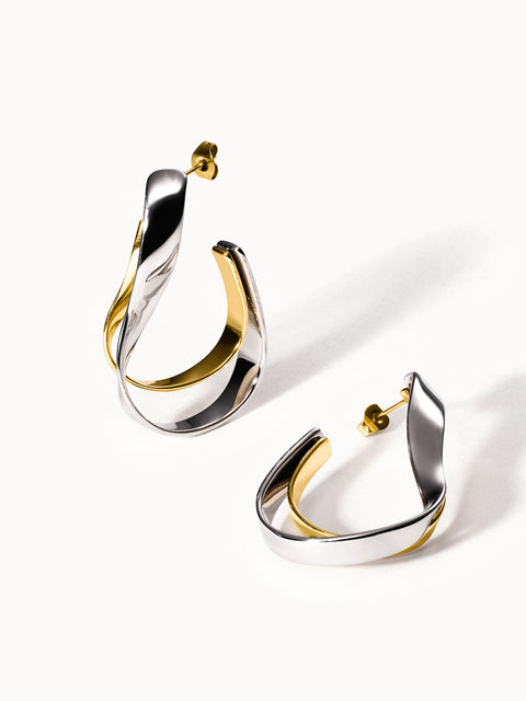 PURELEI Balance Ohrringe in Bicolor Gold und Silber mit geschwungener Form, weiblich und modern inszeniert.
