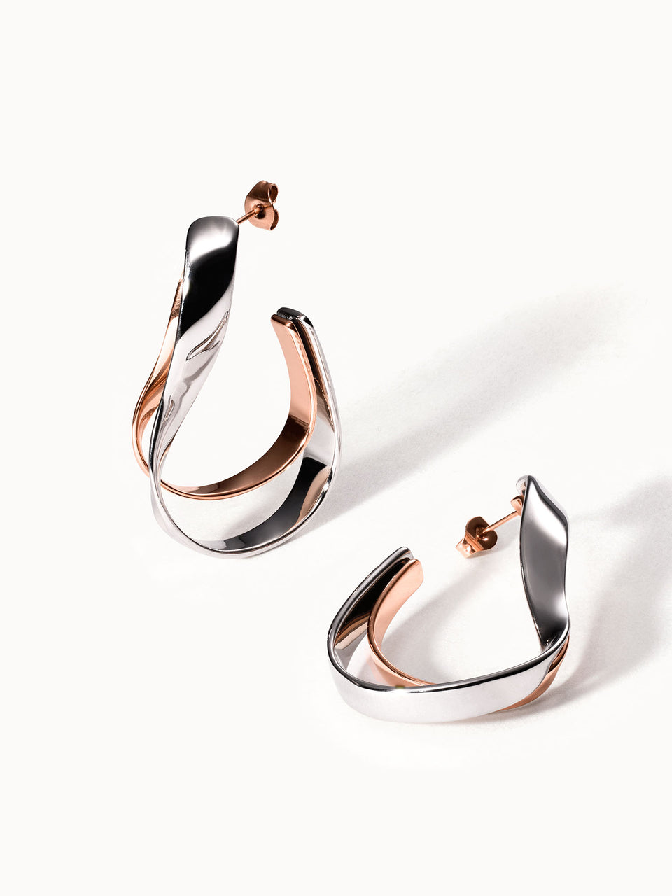 PURELEI Balance Ohrringe aus bicolor Edelstahl in Roségold und Silber mit geschwungener Möbiusband-Form, elegant und modern.