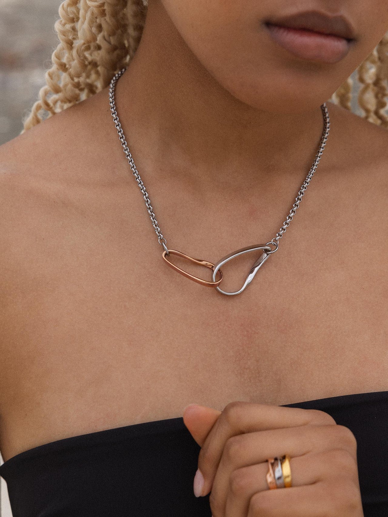 PURELEI Balance Kette mit bicolor Anhängern aus Silber und Roségold, elegant und ausdrucksstark am Hals getragen