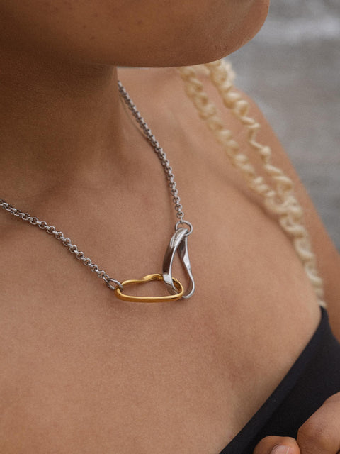 Balance Kette von PURELEI mit bicolor Anhänger aus Gold und Silber, elegant und harmonisch am Hals getragen.