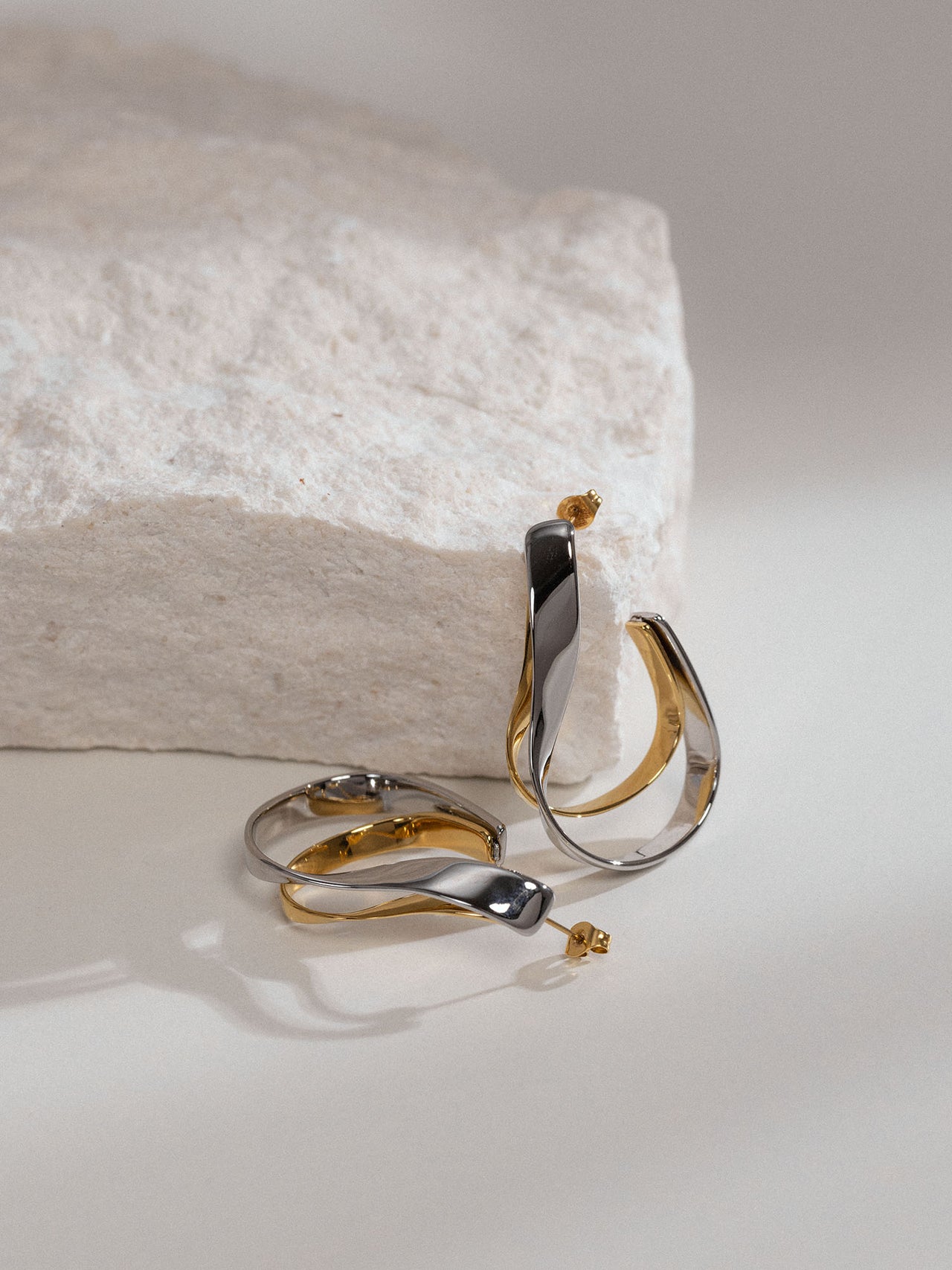 PURELEI Balance Ohrringe aus bicolor Gold und Silber mit geschwungener Form, elegant und modern inszeniert.