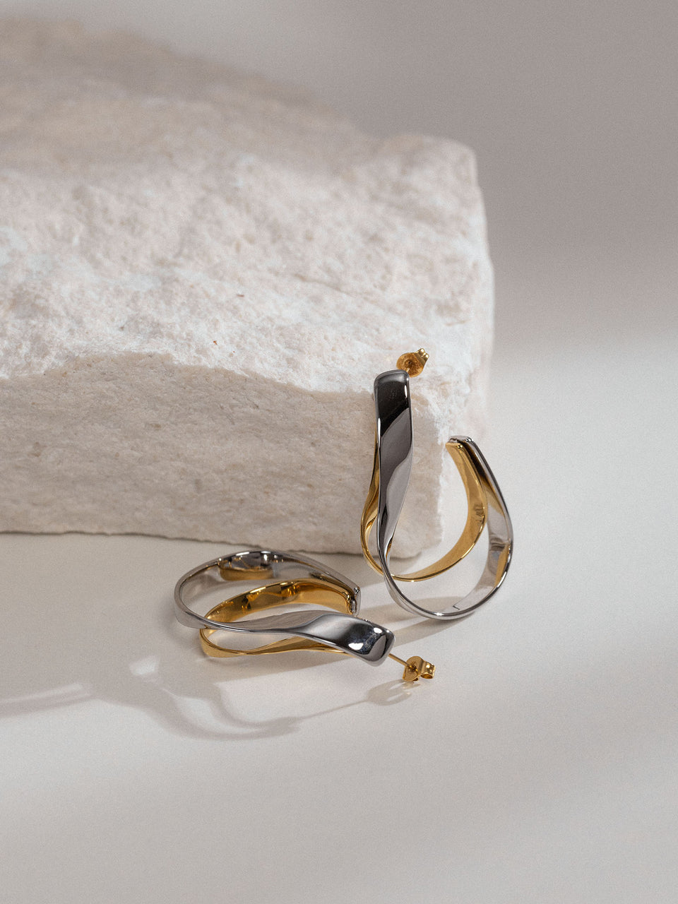 PURELEI Balance Ohrringe aus bicolor Gold und Silber mit geschwungener Form, elegant und modern inszeniert.