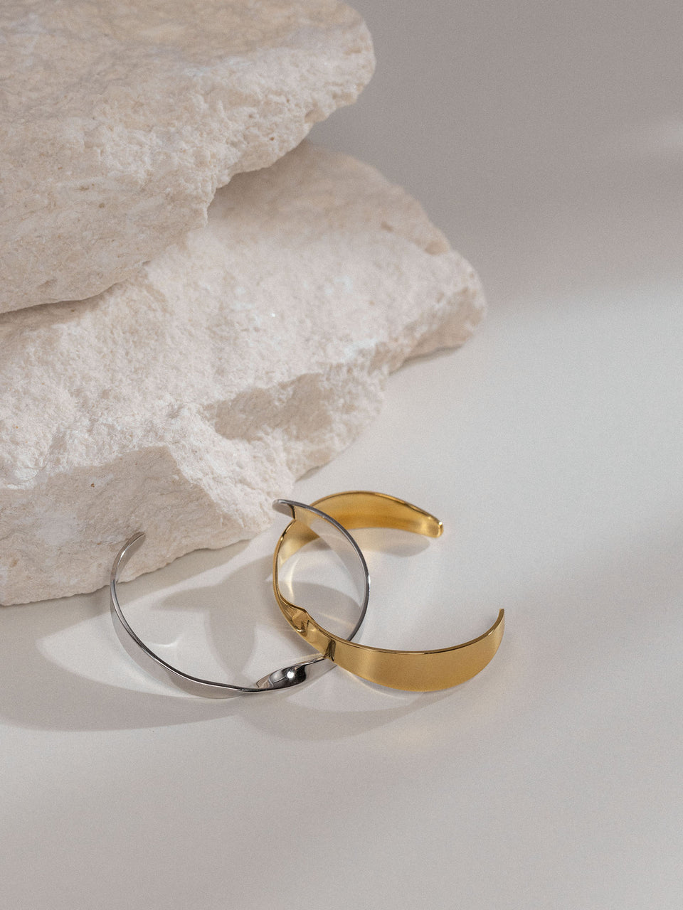 Balance Armreif Set von PURELEI in Bicolor Gold und Silber, elegant geschwungen, pure Harmonie am Stein.