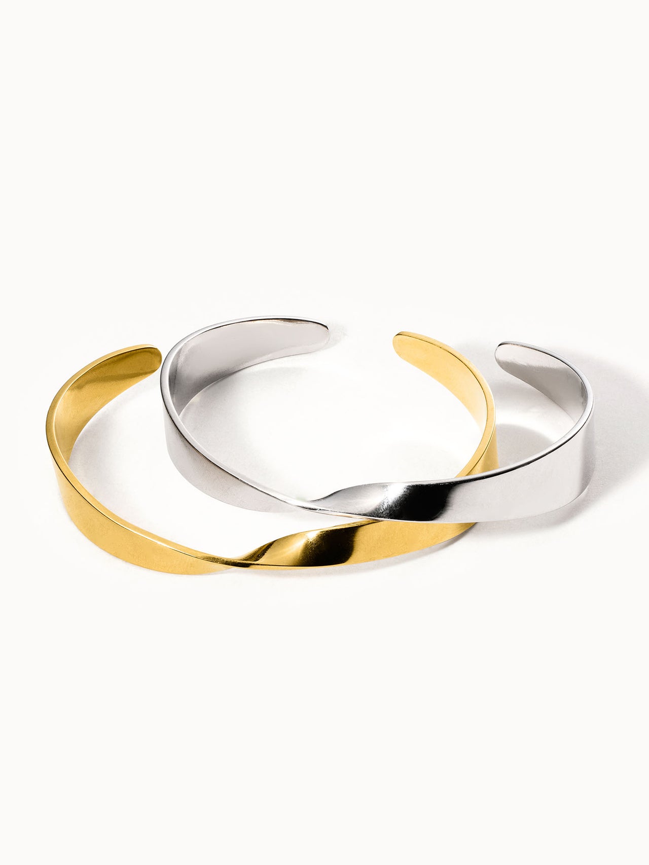 Balance Armreif Set von PURELEI in Gold und Silber mit geschwungener Form, elegant und harmonisch designt.