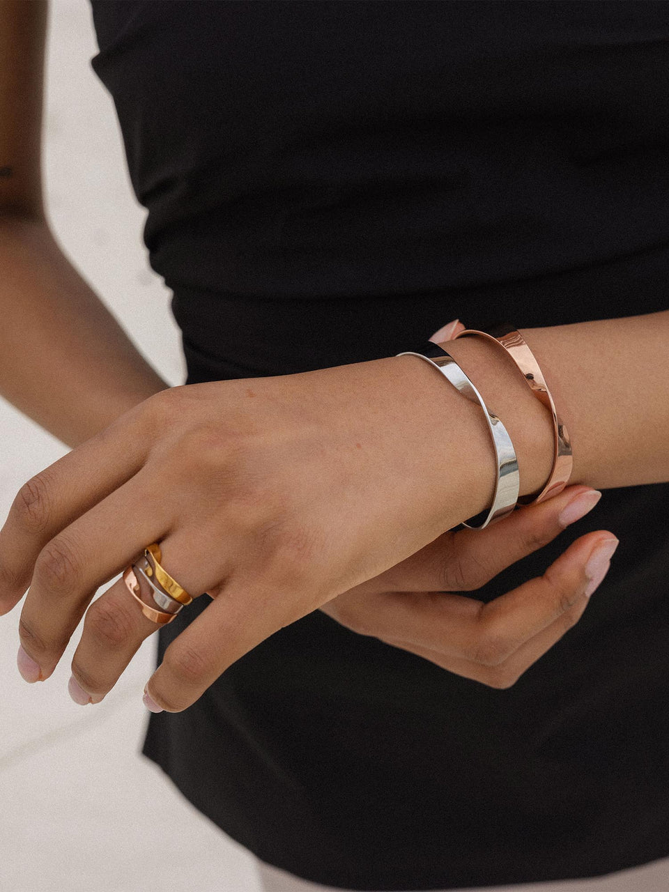 Balance Armreif Set von PURELEI in Bicolor Gold und Silber, elegante geschwungene Form am Handgelenk getragen.