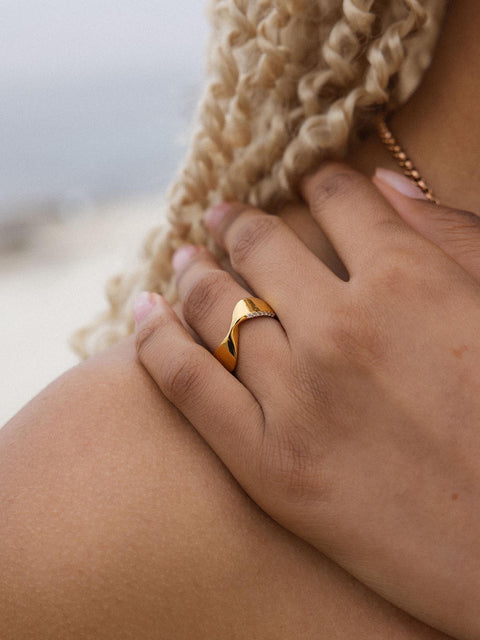 {"color":"Gold"}