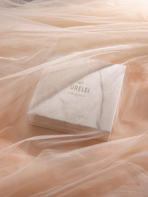 Geschenkbox M in Beige mit Magnetverschluss und dezentem Pflanzenmuster, elegant veredelt von PURELEI