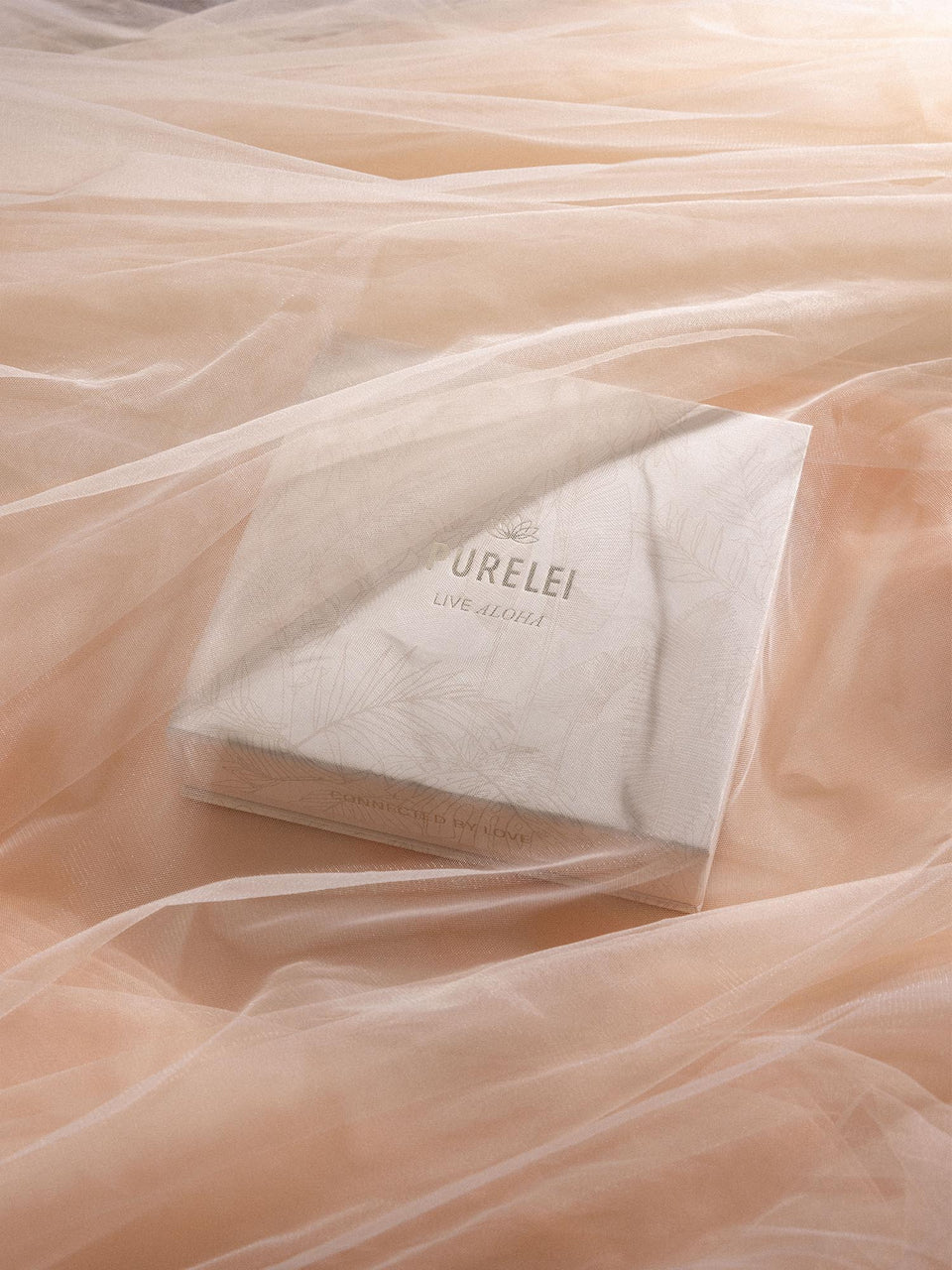 Geschenkbox M in Beige mit Magnetverschluss und dezentem Pflanzenmuster, elegant veredelt von PURELEI