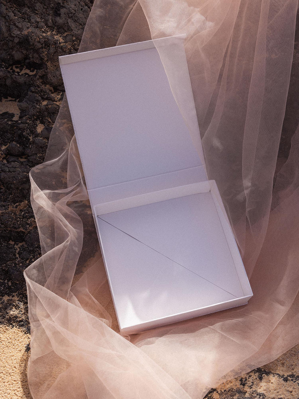 PURELEI Geschenkbox M in Beige mit Magnetverschluss und dezentem Pflanzenmuster, elegant und wiederverwendbar.
