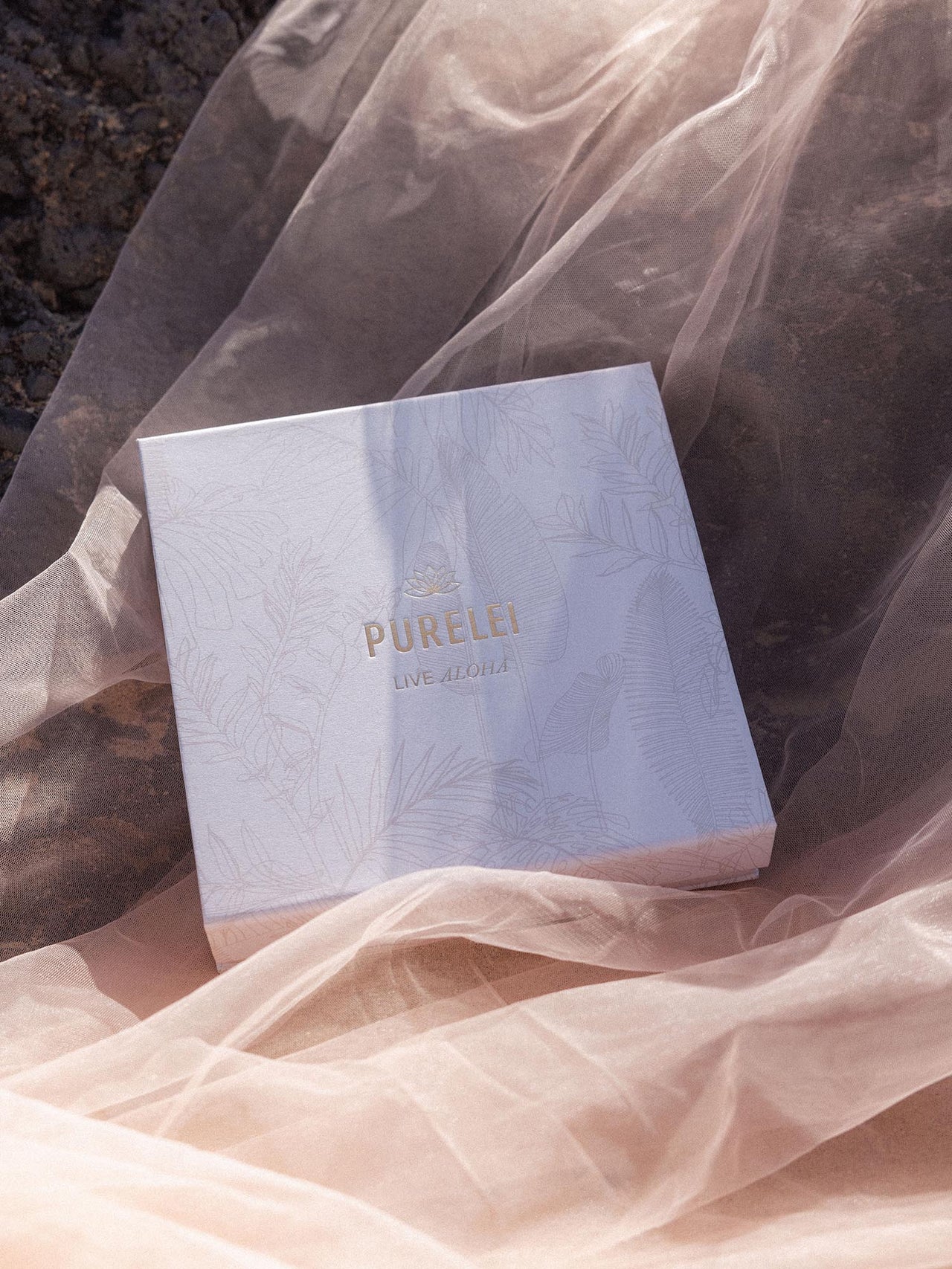 Beige Geschenkbox M von PURELEI mit Magnetverschluss und edlem Pflanzenmuster, elegant und feminin inszeniert.