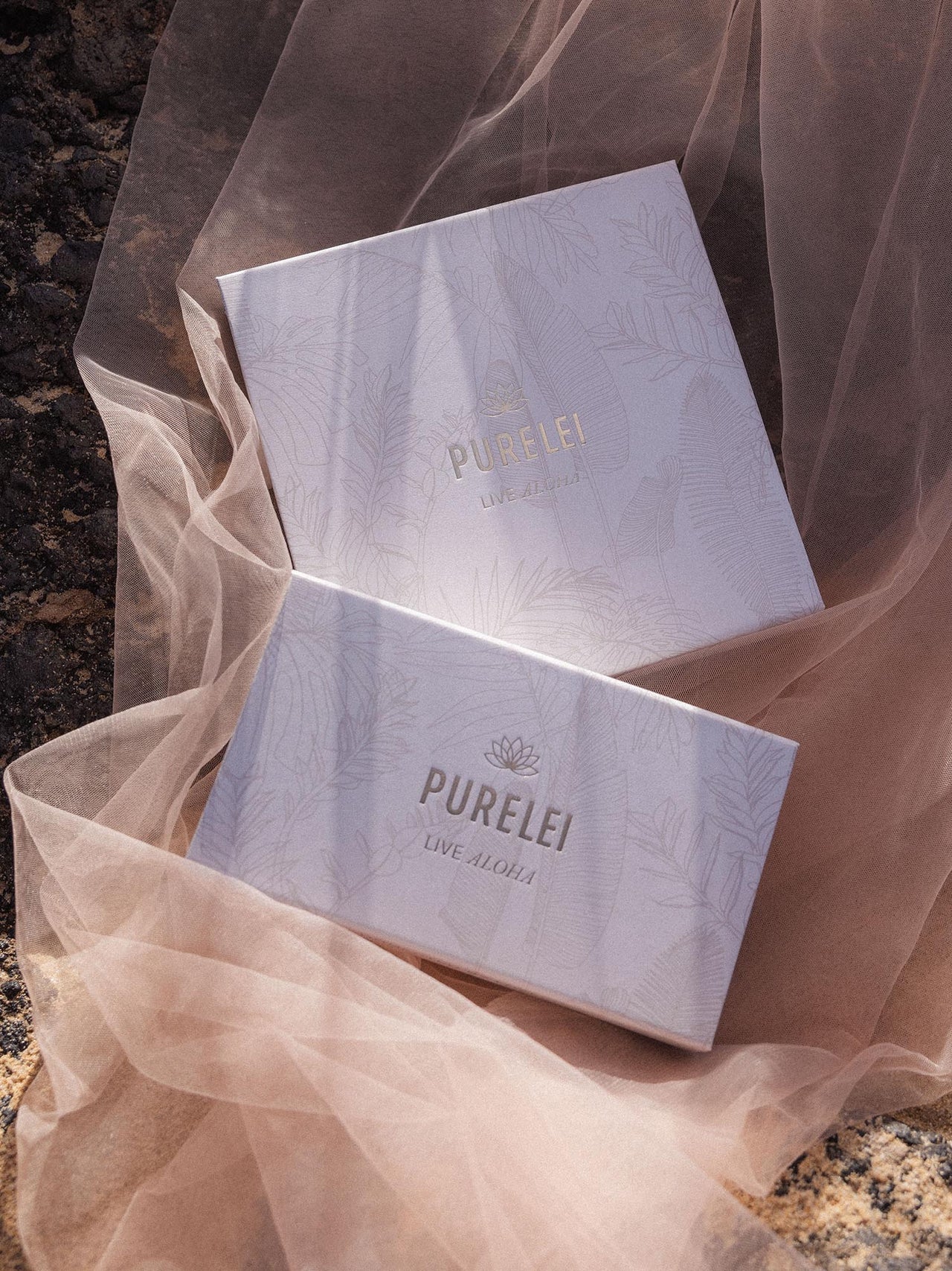 Beige Geschenkbox M von PURELEI mit Magnetverschluss und zartem Pflanzenmuster, elegant und feminin inszeniert.