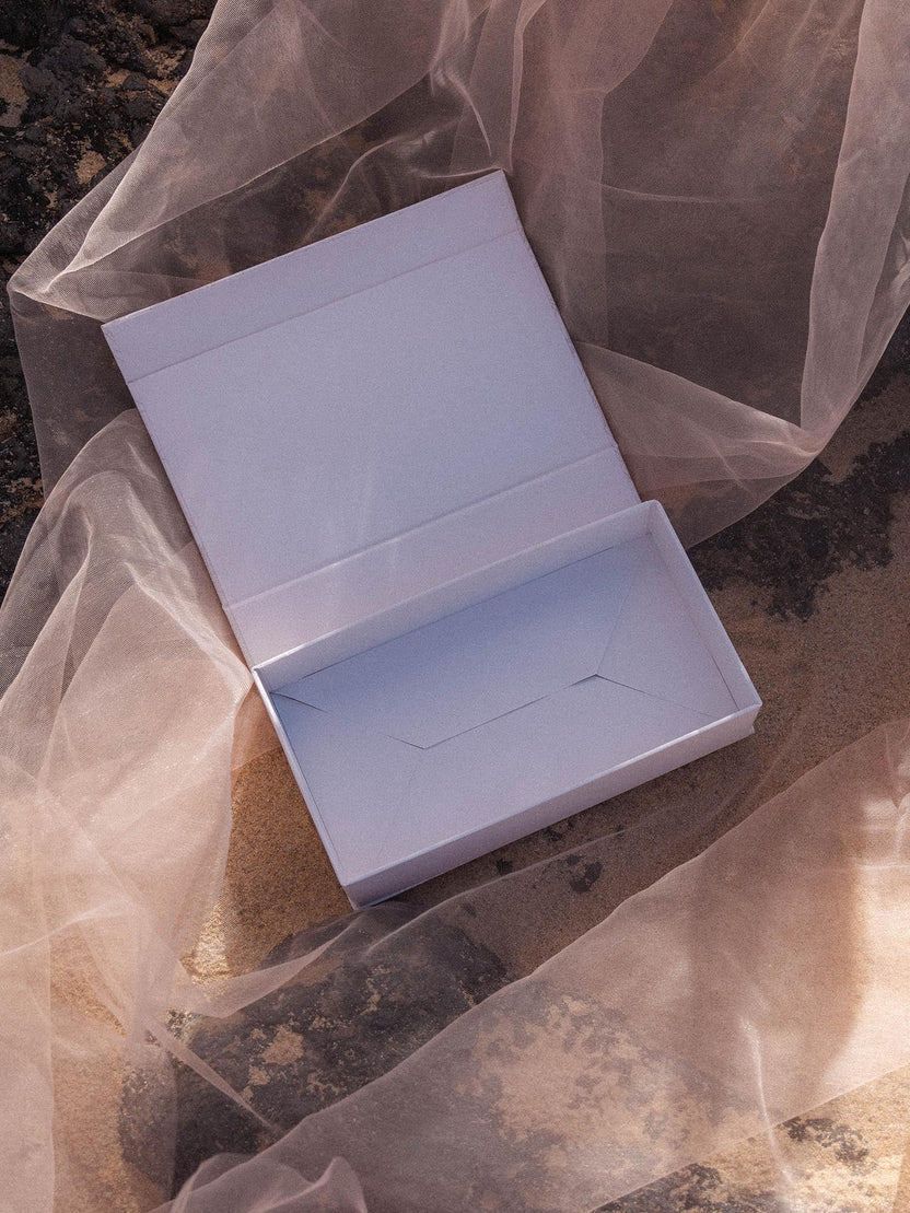 Geschenkbox S von PURELEI in Beige mit Magnetverschluss und zartem Pflanzenmuster, elegant und wiederverwendbar.