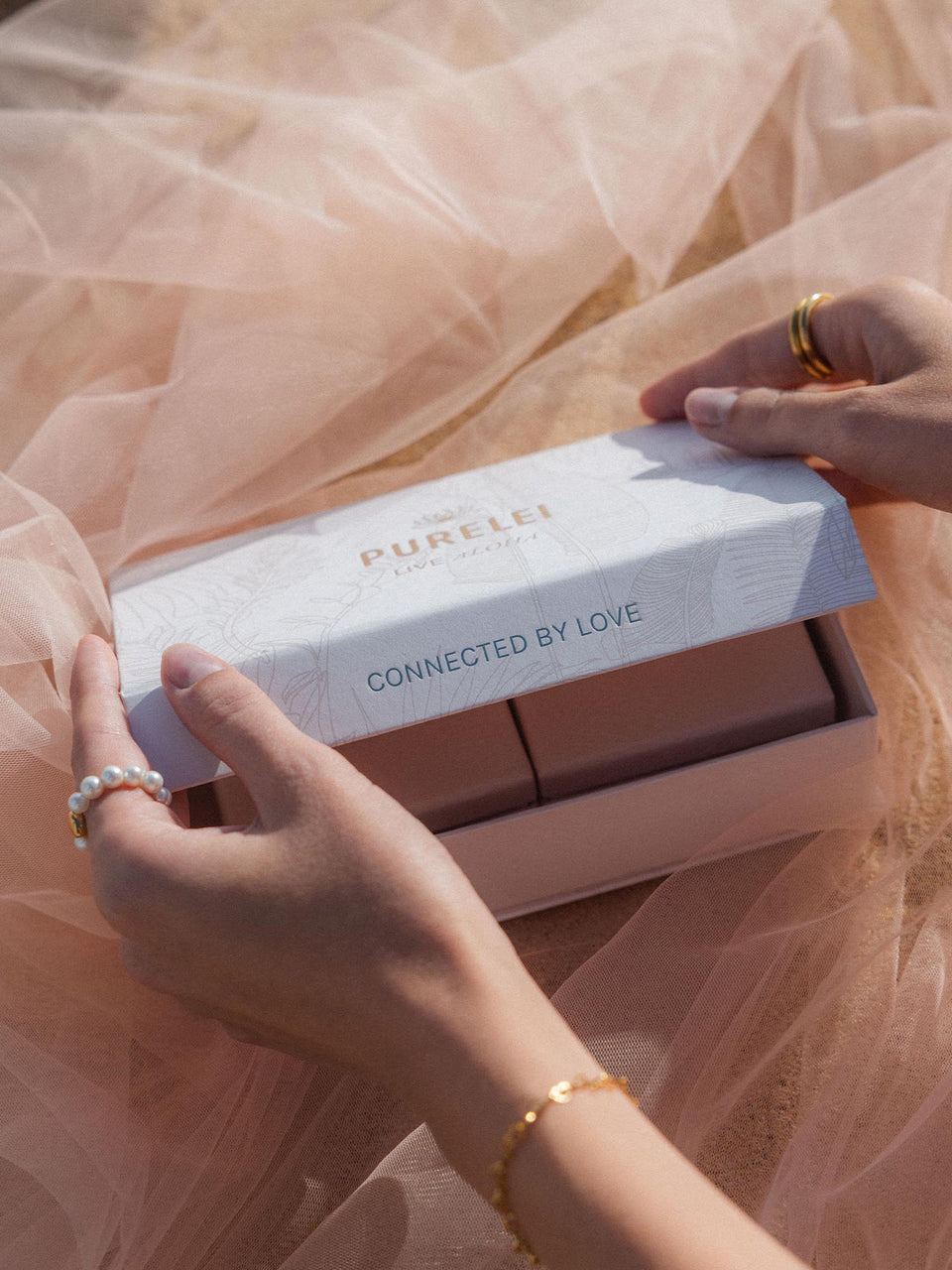 Geschenkbox S in Beige mit magnetischem Verschluss und zartem Pflanzenmuster, PURELEI eleganter Verpackungsmoment.