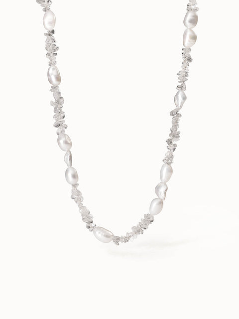 Perlenkette aus weißen Süßwasserperlen und klaren Kristallen von PURELEI, elegant und zeitlos.