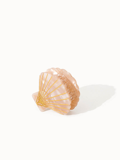 Beige Shell Haarklammer aus Acetat mit Muschel-Design und goldener Struktur, elegant, feminin – PURELEI.