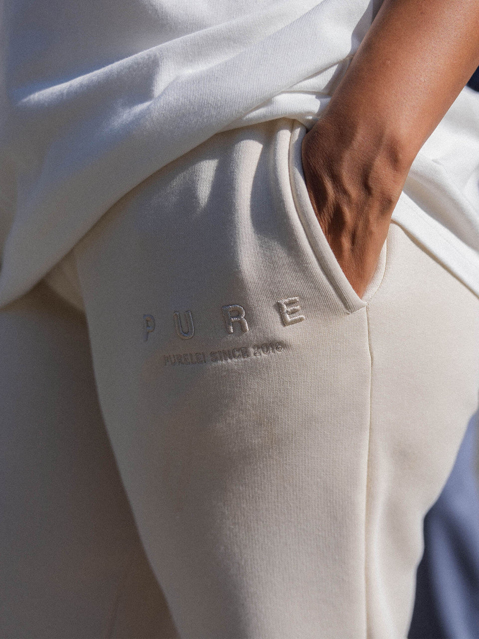 Beige Feeling Pure Sweatpants aus Baumwollmix mit Stickerei, legerer Schnitt, PURELEI zeitlose Eleganz.