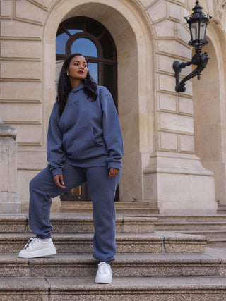 files/Shop_LifestyleCollection_Hoseblau_Model_1.jpg