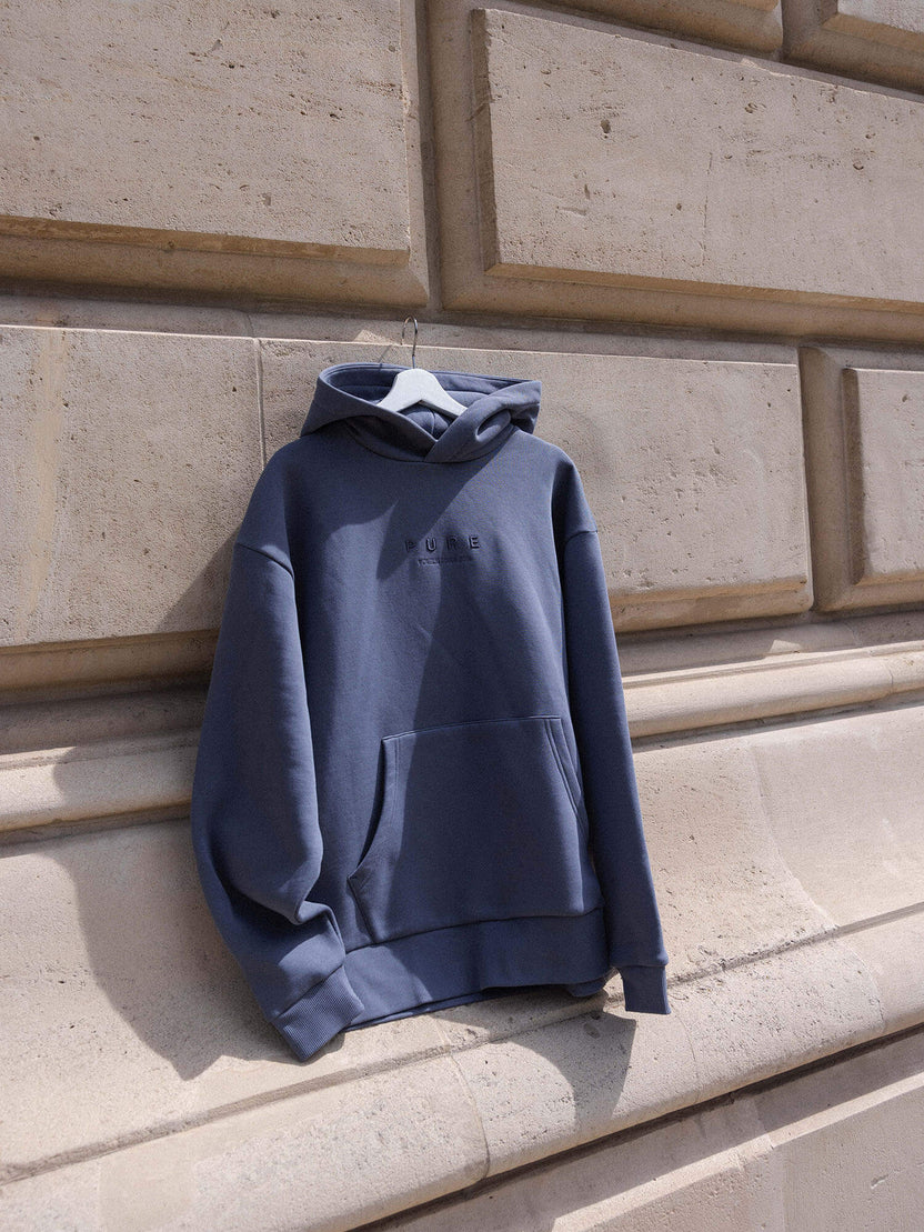 Feeling Pure Hoodie Dark Blue in leichter, overzised Passform mit Stickerei, PURELEI-Qualität, zeitlos, gemütlich und stylisch.
