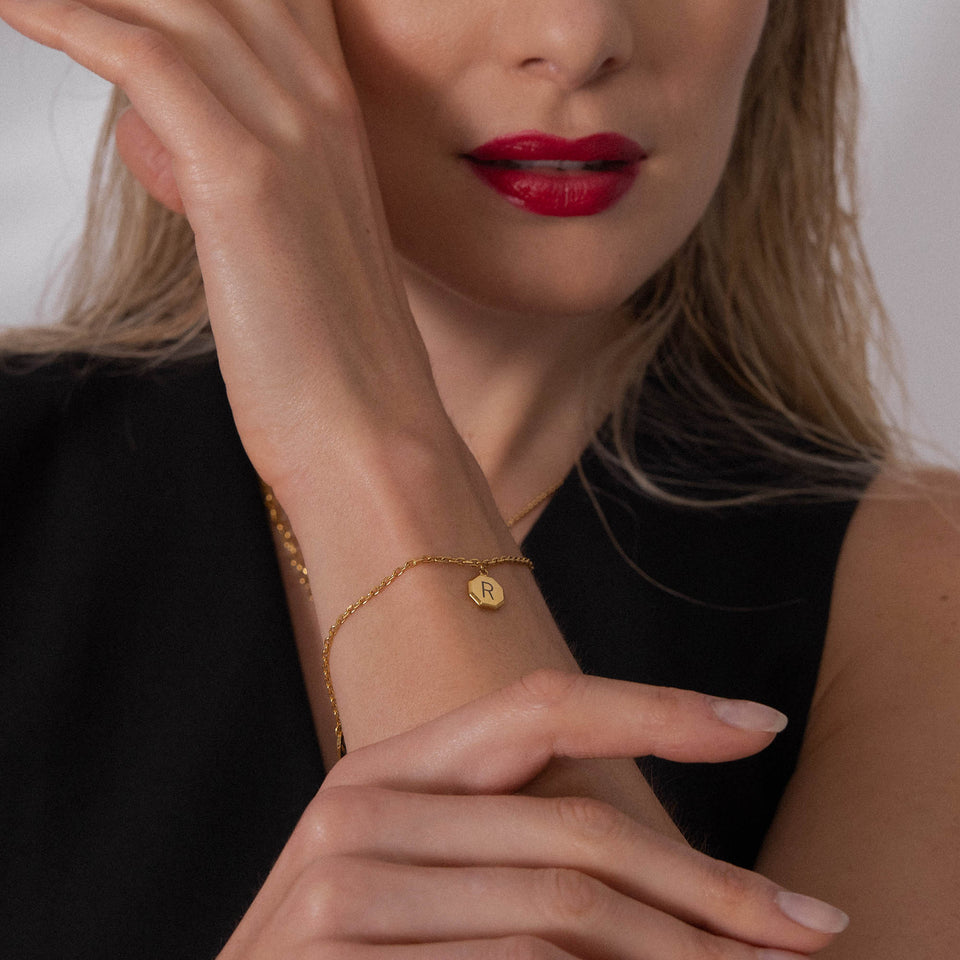 Beloved Armband von PURELEI, vergoldet mit gravierbarem Achteck-Anhänger, elegant am Handgelenk getragen.