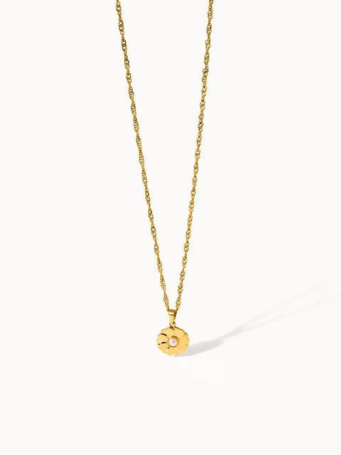 Birthday Blumen Kette von PURELEI in Gold mit gedrehtem Band und Perlen-Blumenanhänger, elegant und feminin.