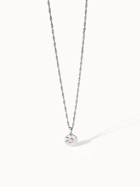 PURELEI Birthday Blumen Kette aus silbernem Edelstahl mit Muschelperle und zartem Blumenanhänger minimalistisch inszeniert