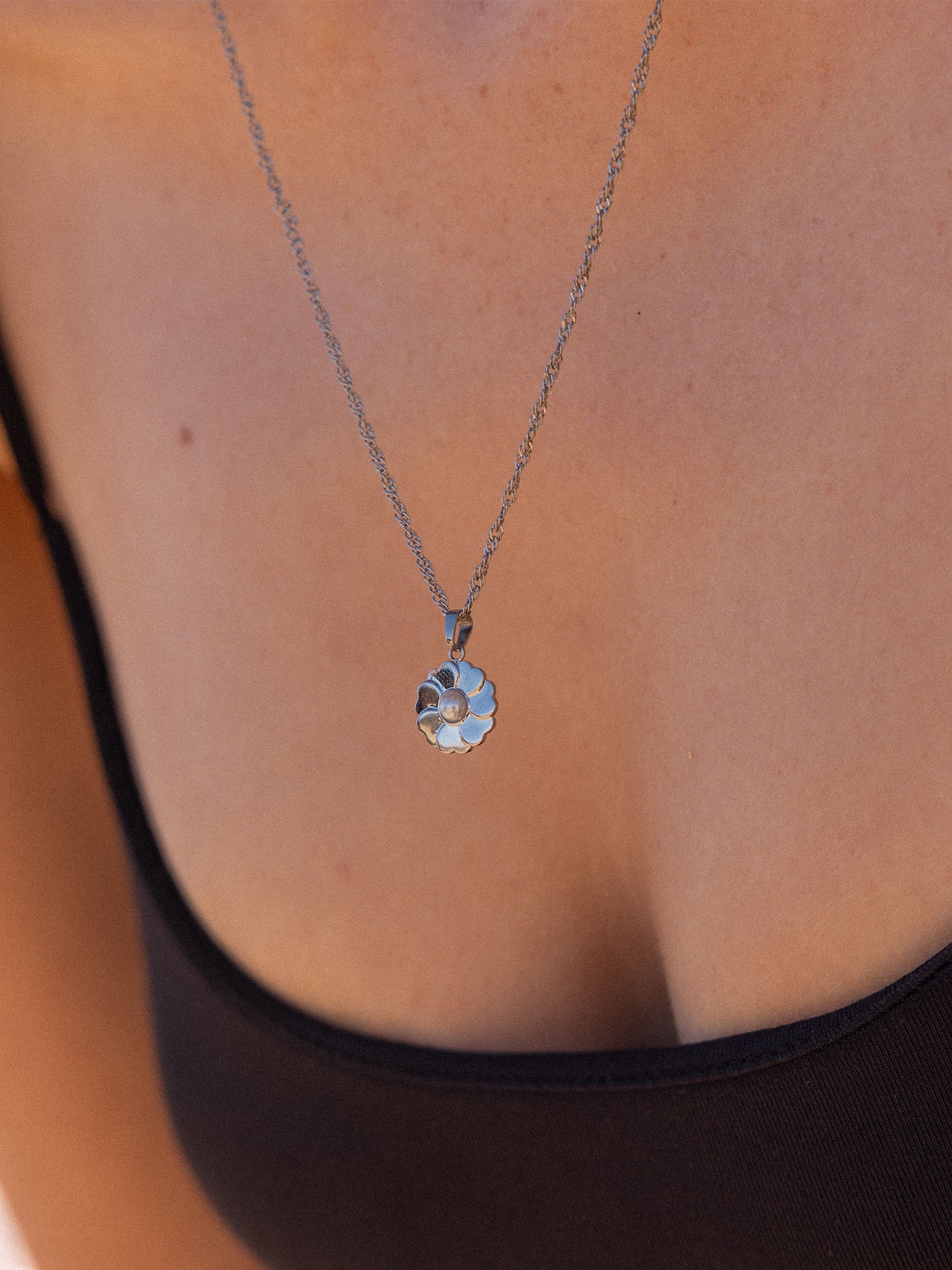 PURELEI Birthday Blumen Kette aus Silber mit Muschel-Anhänger in Herzblattform, elegant am Dekolleté getragen.
