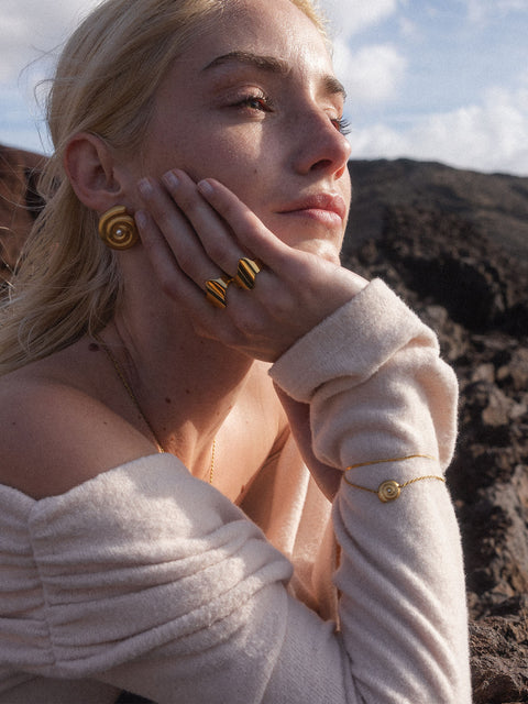 {"color":"Gold"}