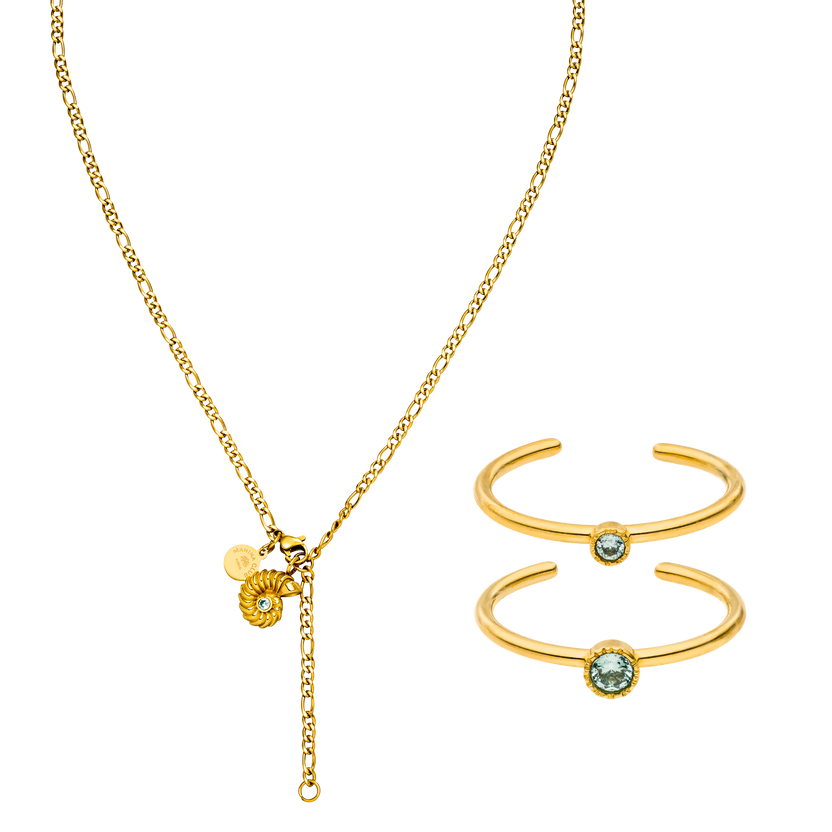 Goldene Kette mit Muschel-Anhänger und zwei Armreifen von PURELEI, elegant und feminin.