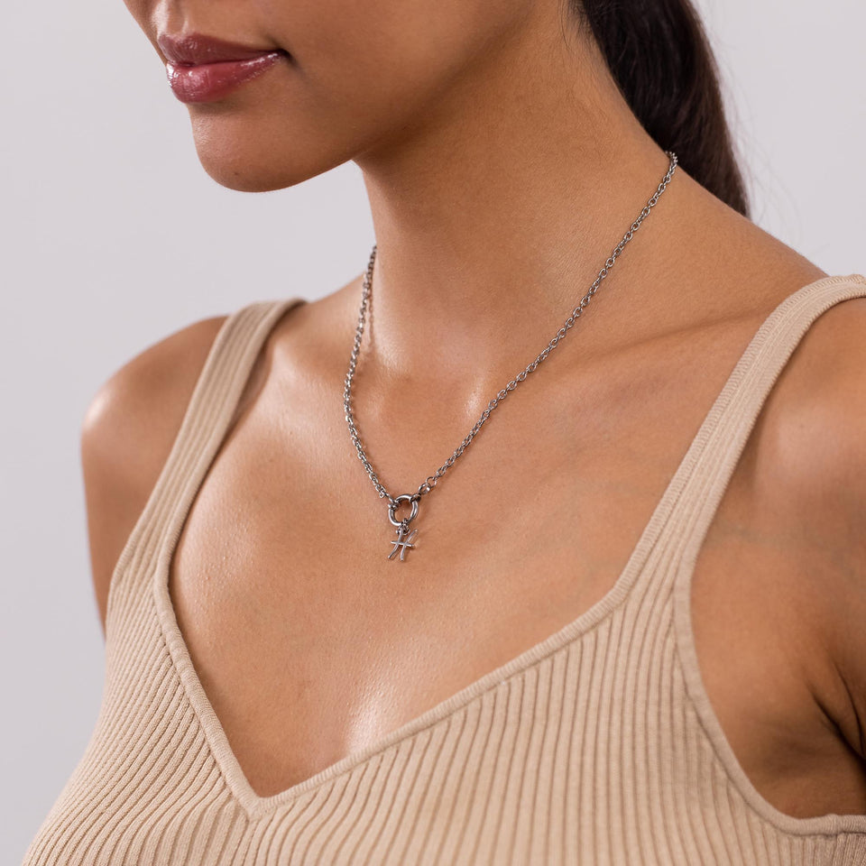 PURELEI Maikai Charm Kette aus nickelfreiem Silber mit minimalistischem Charm, elegant am Hals getragen.