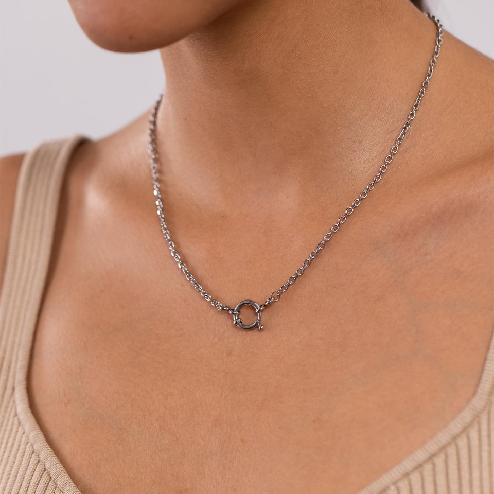 PURELEI Maikai Charm Kette aus nickelfreiem Silber, schlichtes Design, elegant und zeitlos am Hals getragen.