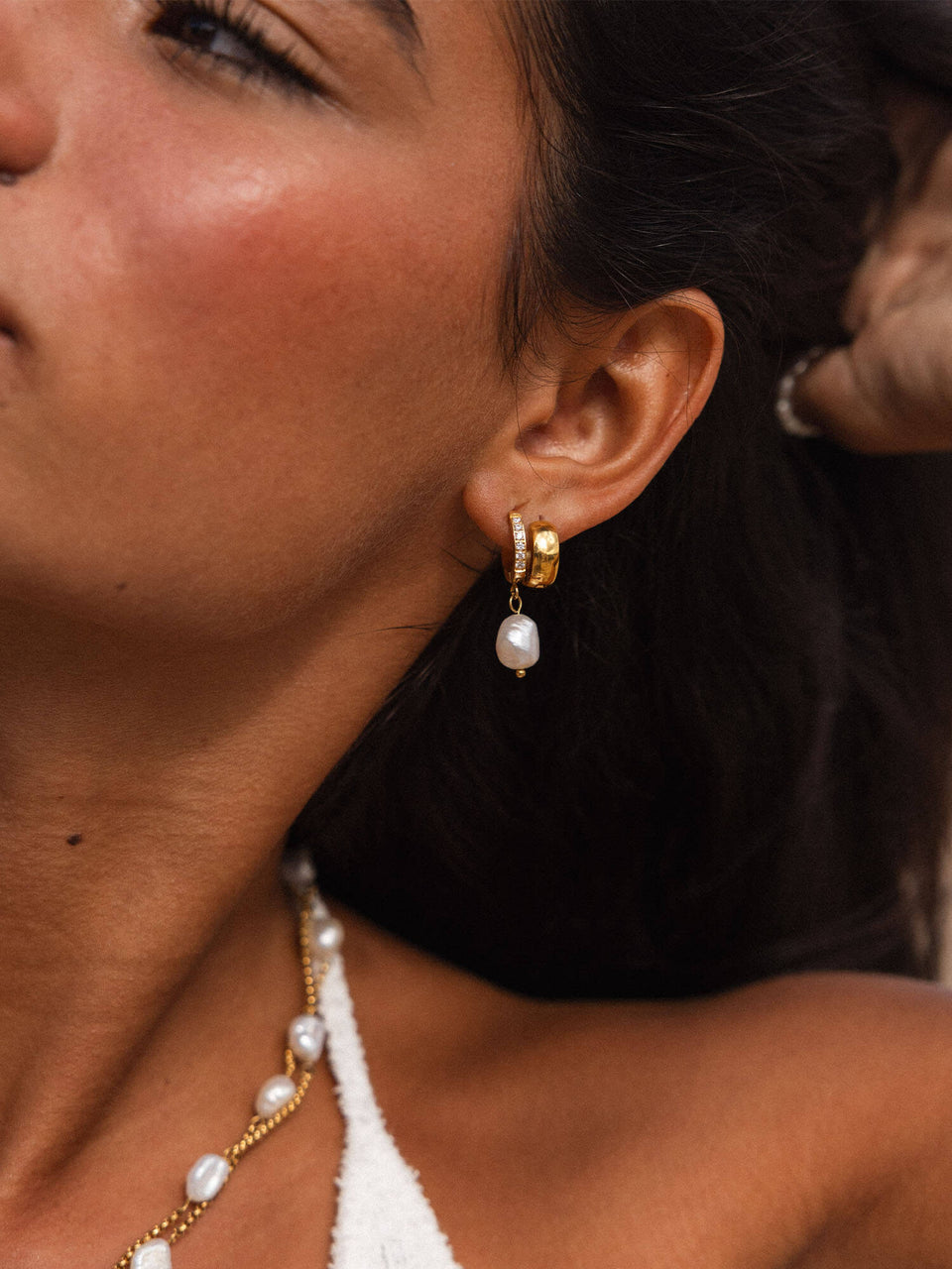 Malahi Ohrringe von PURELEI in 18K Gold mit feiner Süßwasserperle und funkelndem Zirkonia, elegant und feminin.