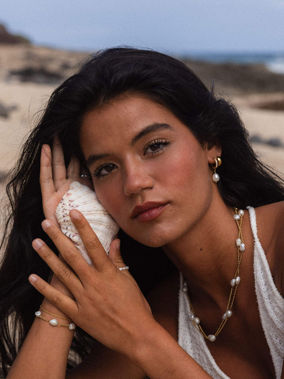 PURELEI Malahi Ohrringe aus 18K Gold Edelstahl mit Süßwasserperlen, elegant am Strand getragen, feminine Leichtigkeit.