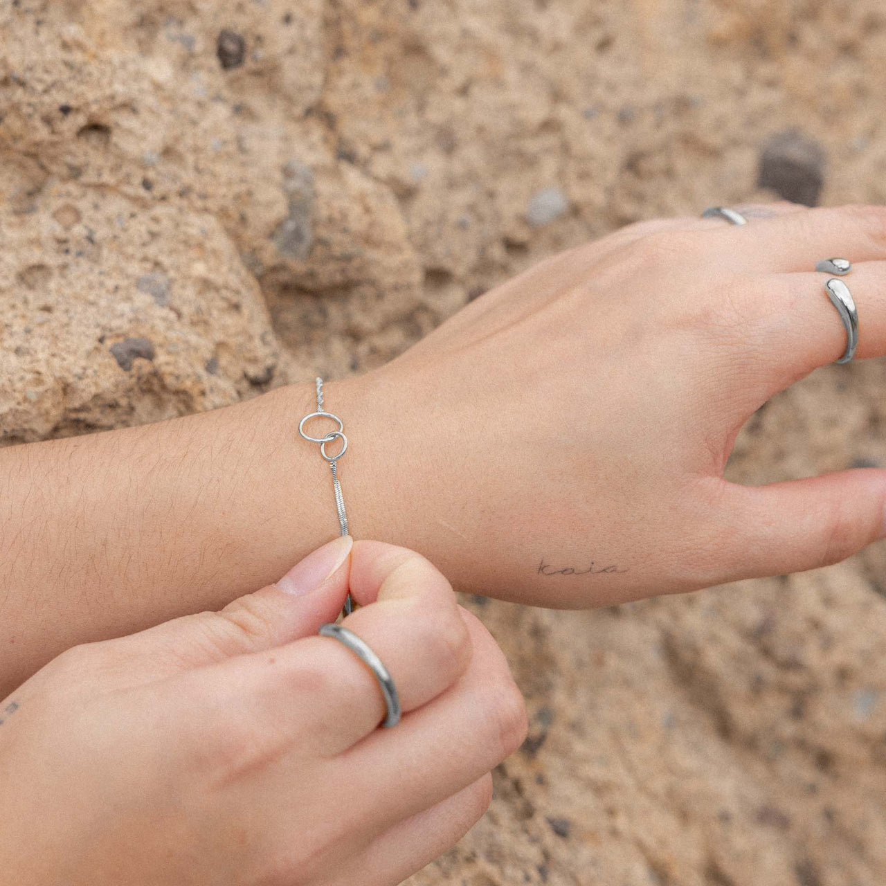Fein gedrehtes Silberarmband Set Kekahi mit ineinander greifenden Ringen, symbolisch für Zusammenhalt, PURELEI.