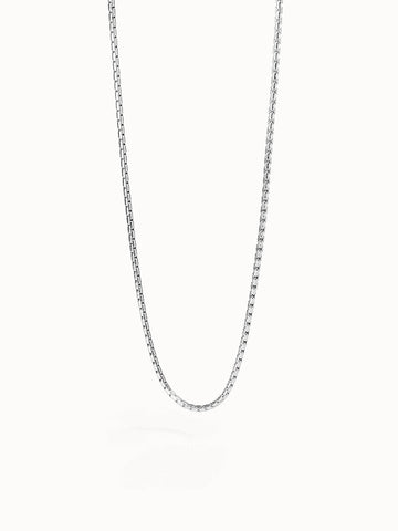 Silberne Kette von PURELEI mit feiner Gliederstruktur, elegant und zeitlos.