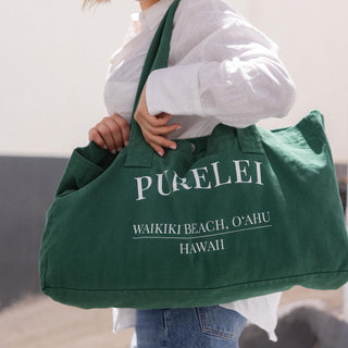 PURELEI Waikiki Beach Shopper aus dunkelgrüner Baumwolle mit weißem Schriftzug, geräumig und lässig für Alltag und Strand.