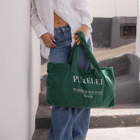 PURELEI Waikiki Beach Shopper aus dunkelgrüner Baumwolle mit weißem Schriftzug, geräumig und lässig am Arm getragen