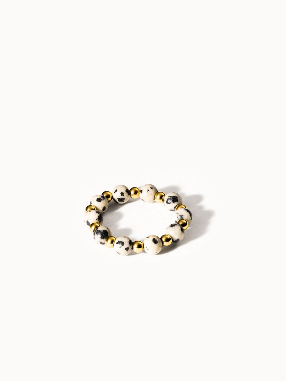 Anxiety Coast Ring von PURELEI mit Dalmatiner-Jaspis und gold glänzenden Edelstahlperlen, elegant und zeitlos.