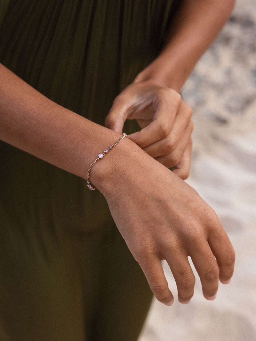Silbernes Armband mit zarten Details, getragen am Handgelenk, PURELEI inspiriert.