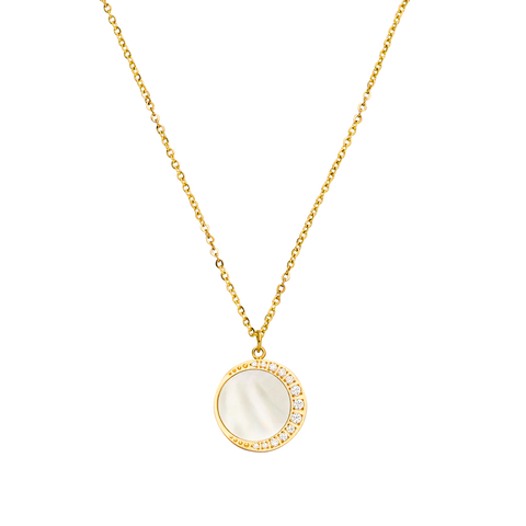 Goldene Kette mit Muschel-Anhänger und funkelnden Details von PURELEI.