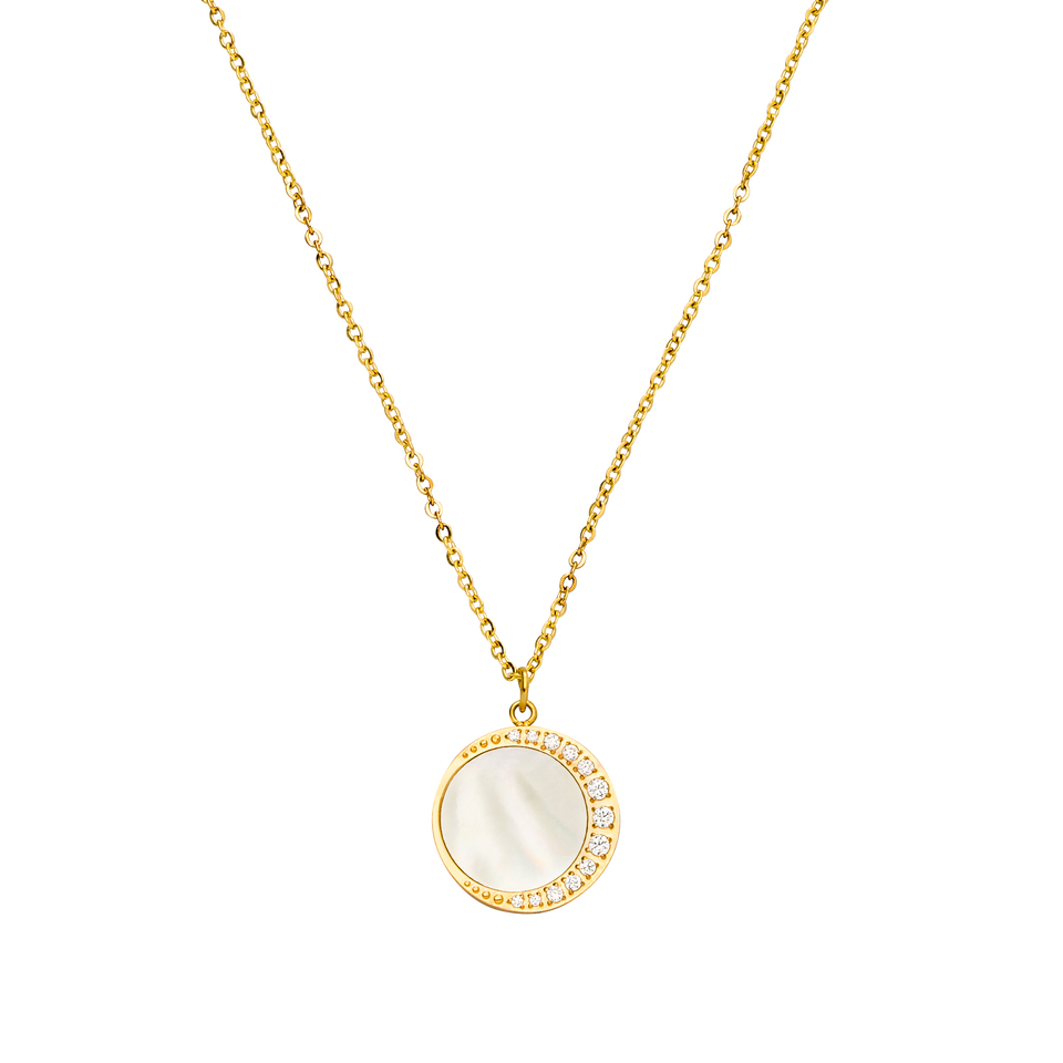 Goldene Kette mit Muschel-Anhänger und funkelnden Details von PURELEI.