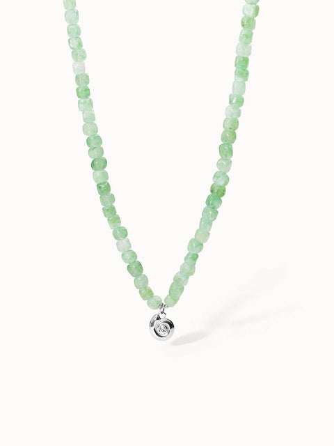 Grüne Perlenkette mit silbernem Anhänger von PURELEI, frisch und elegant.