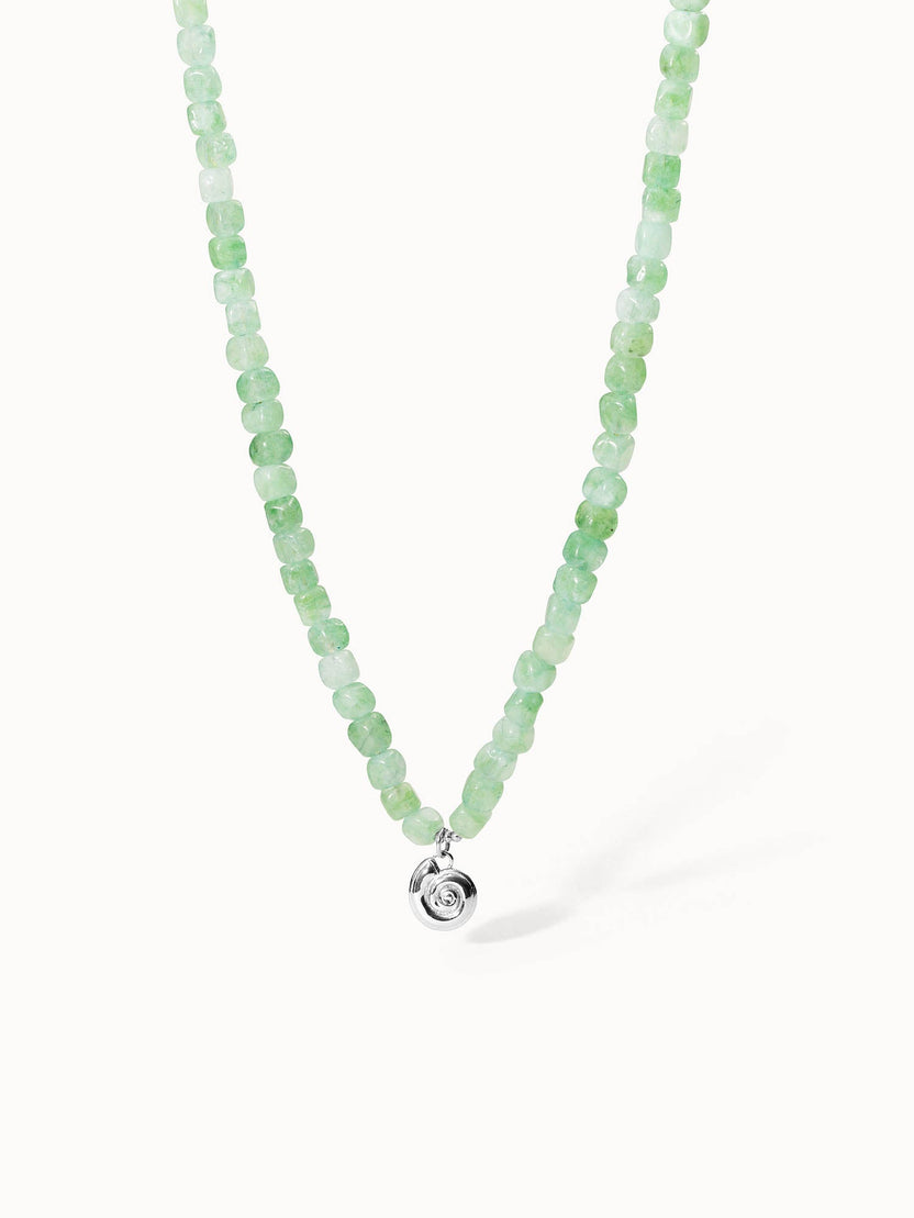 Grüne Perlenkette mit silbernem Anhänger von PURELEI, frisch und elegant.