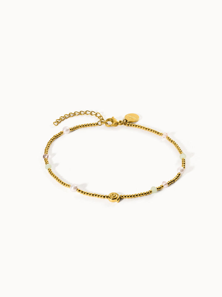 Goldenes Armband mit Perlen und bunten Akzenten von PURELEI, elegant und feminin.